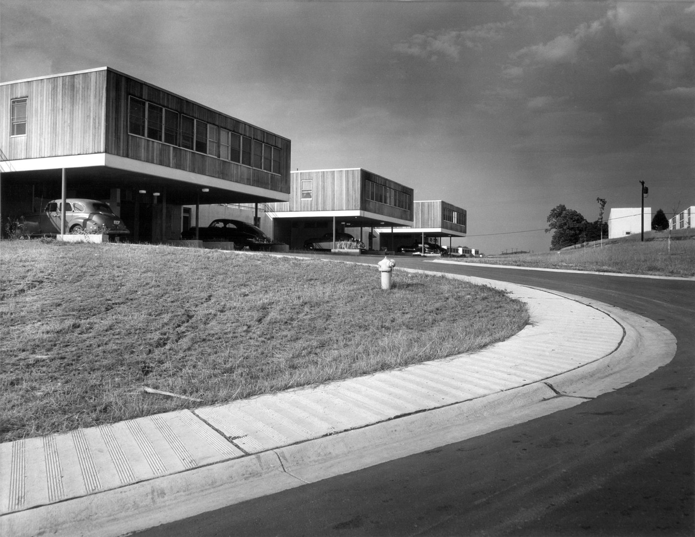 Postwar housing by SOM, Oak Ridge, 1948. After the war, Skidmore, Owings & Merrill continued to design buildings for Oak Ridge under the auspices of the Atomic Energy Commission, which directly administered all three Secret Cities in the immediate postwar period. During this time, SOM exploring increasingly cutting-edge design for housing, schools, and other buildings in Oak Ridge. Photo SOM © Torkel Korling, courtesy Skidmore, Owings & Merrill LLP