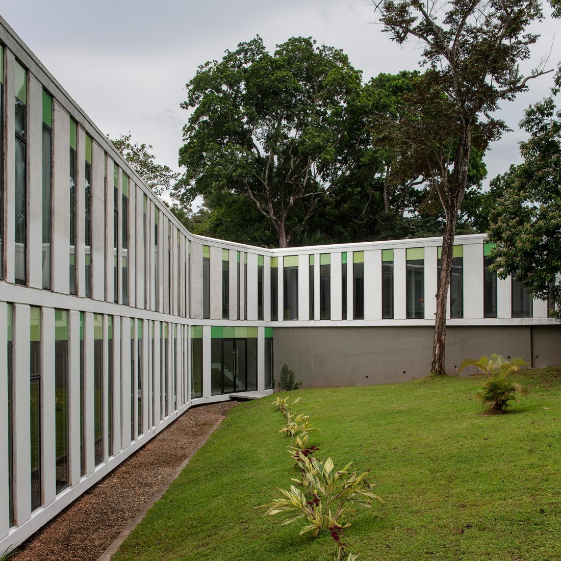 Sede para la Conferencia Episcopal de Panamá por Mallol&Mallol Arquitectos. Fotografía por Fernando Alda