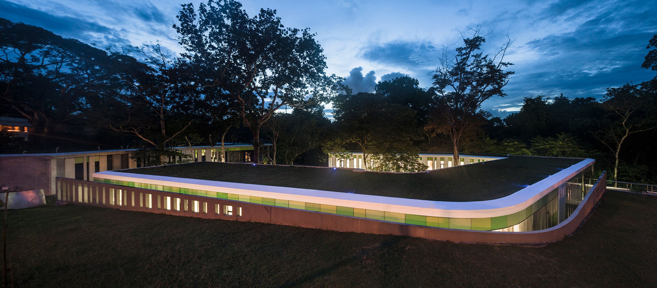 Sede para la Conferencia Episcopal de Panamá por Mallol&Mallol Arquitectos. Fotografía por Fernando Alda