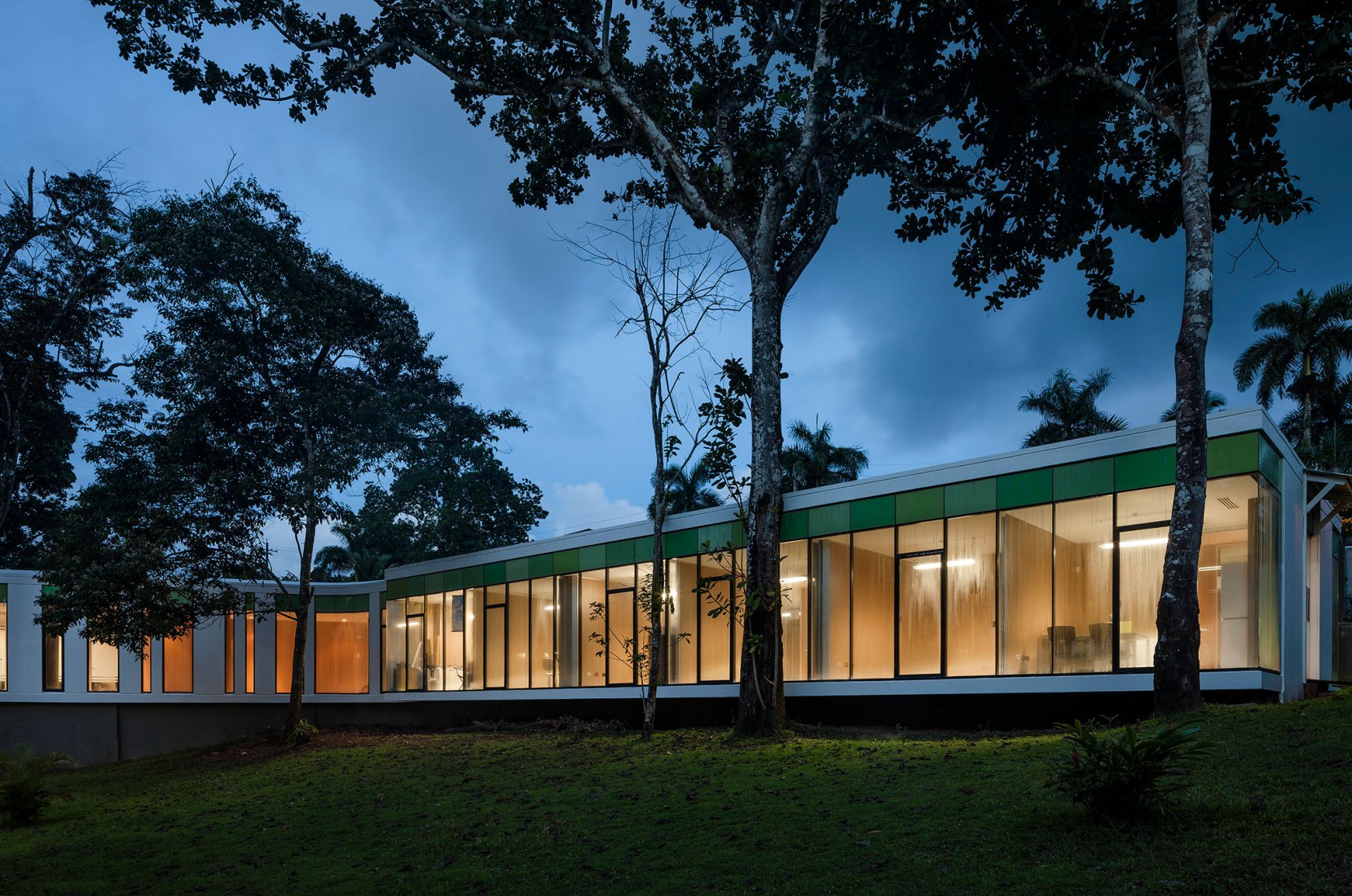 Sede para la Conferencia Episcopal de Panamá por Mallol&Mallol Arquitectos. Fotografía por Fernando Alda