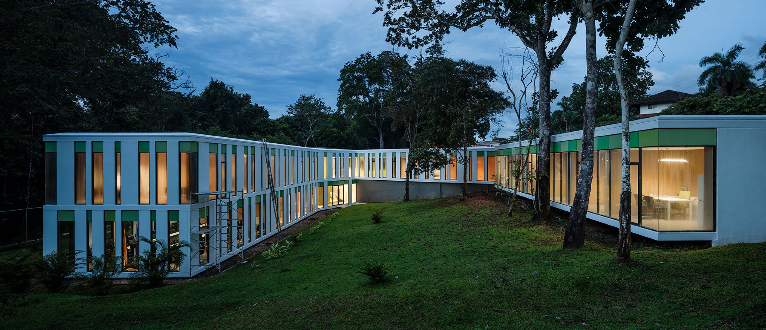 Sede para la Conferencia Episcopal de Panamá por Mallol&Mallol Arquitectos. Fotografía por Fernando Alda