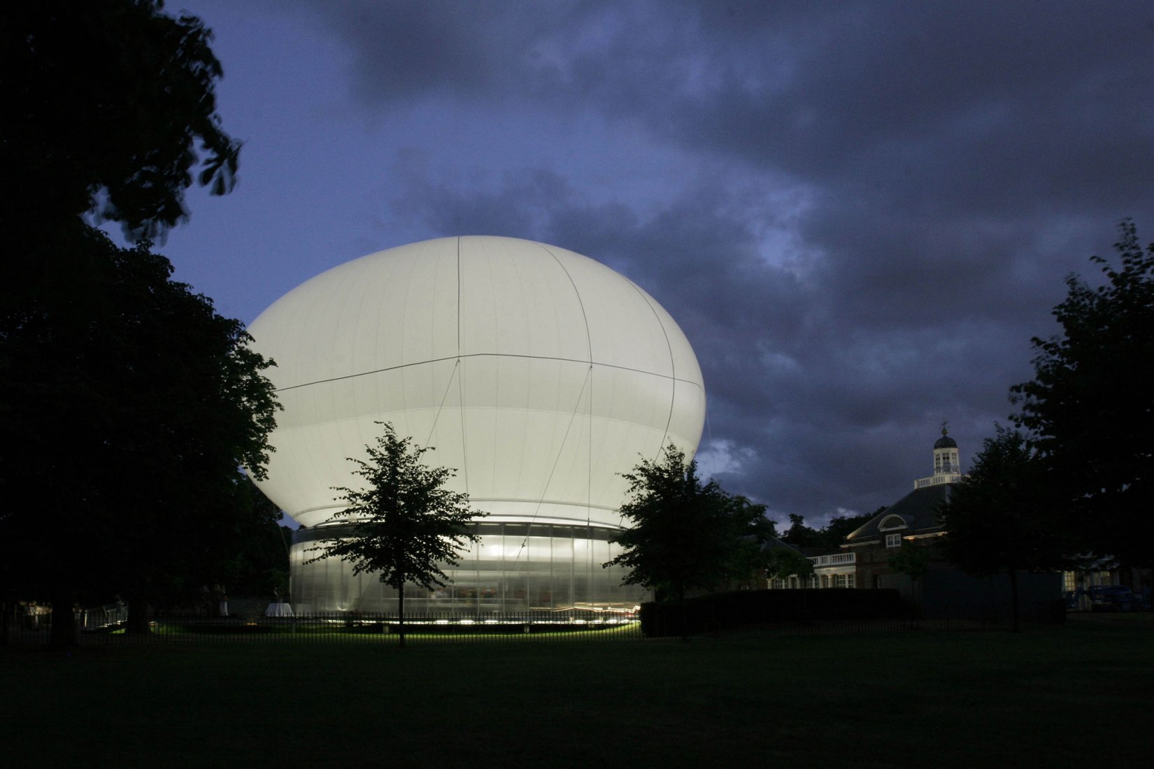Exterior view. Serpentine Gallery Pavilion 2006 by Rem Koolhaas and Cecil Balmond. Photograph © 2006 John Offenbach