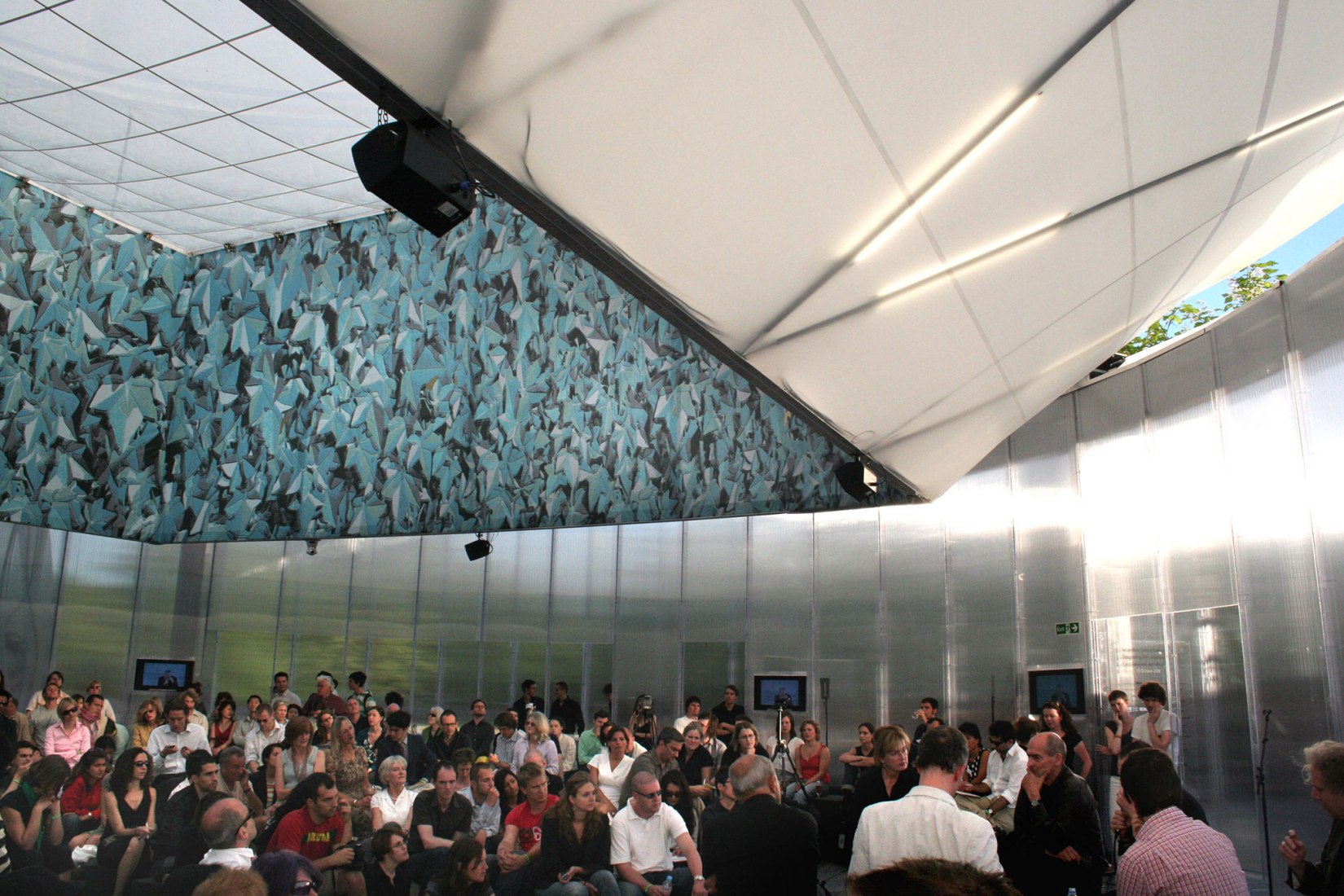 Vista interior. Pabellón para la Serpentine Gallery 2006 por Rem Koolhaas y Cecil Balmond. Fotografía por Clement Blanchet / OMA