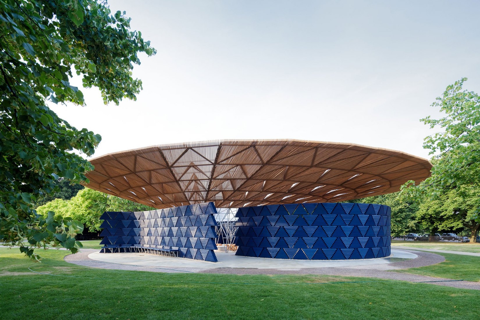 Serpentine Pavilion 2017, designed by Francis Kéré. Serpentine Gallery, London (23 June – 8 October 2017) © Kéré Architecture. Photograph © 2017 Iwan Baan. 