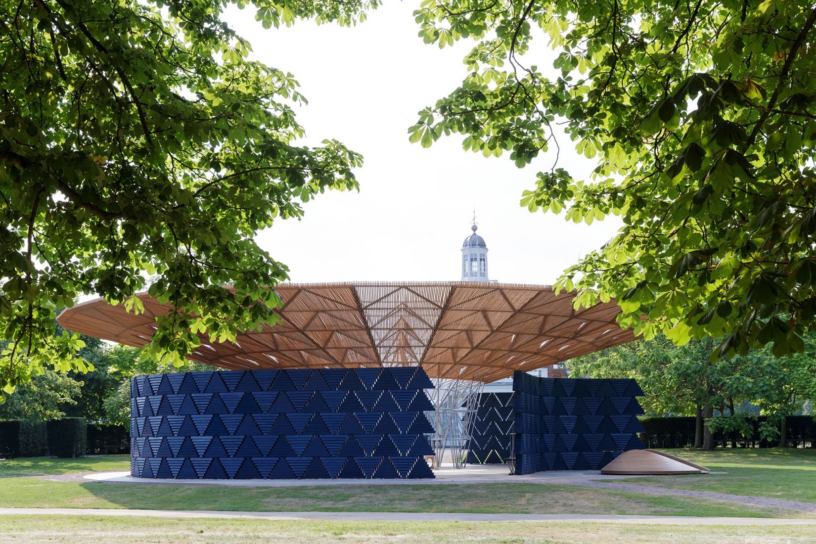  Pabellón Serpentine 2017, diseñado por Francis Kéré. Galería Serpentine, Londres ( 23 de Junio - 8 de Octubre) © Kéré Architecture, Fotografía © 2017 Iwan Baan