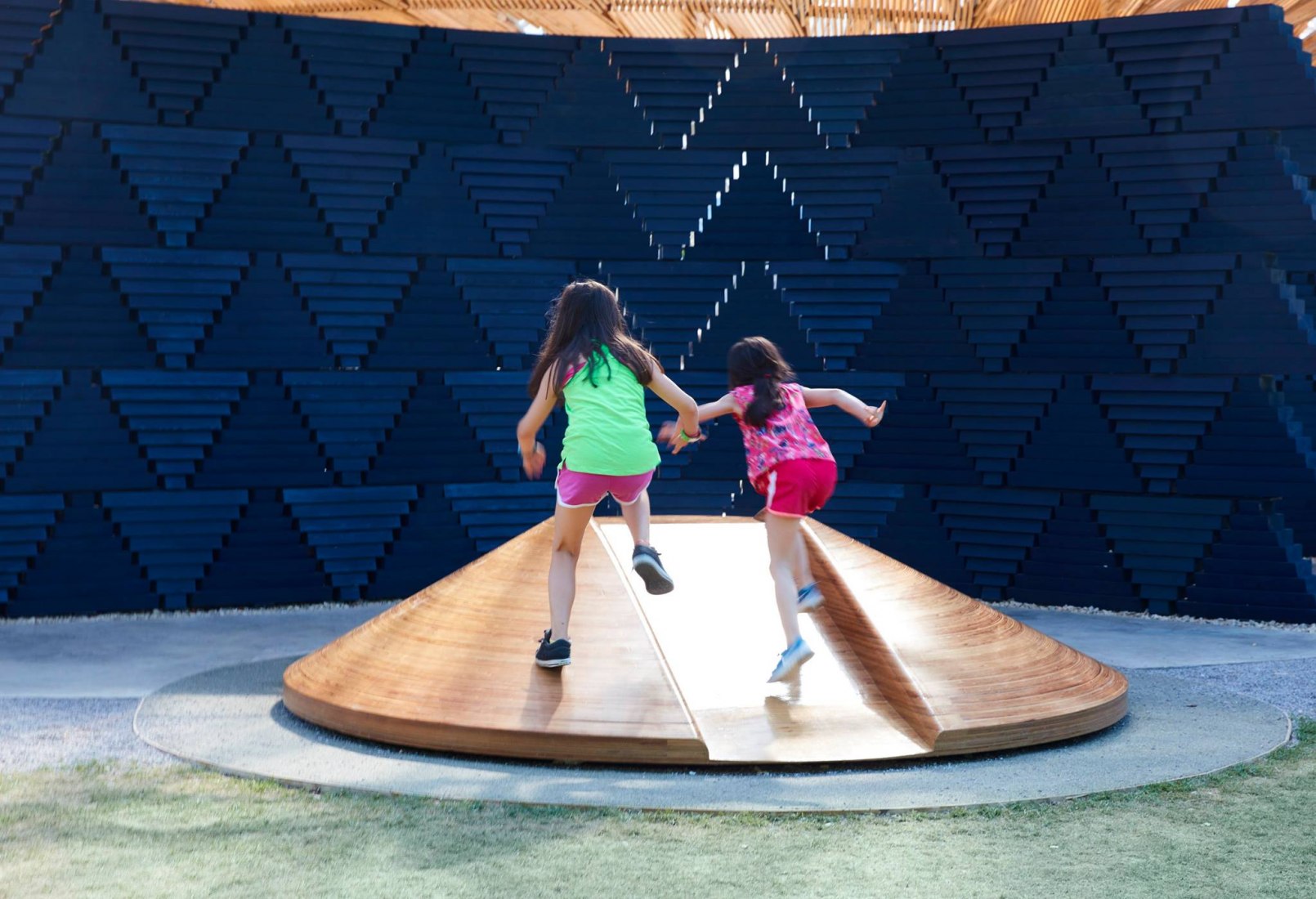 Serpentine Pavilion 2017, designed by Francis Kéré. Serpentine Gallery, London (23 June – 8 October 2017) © Kéré Architecture. Photograph © 2017 Iwan Baan. 