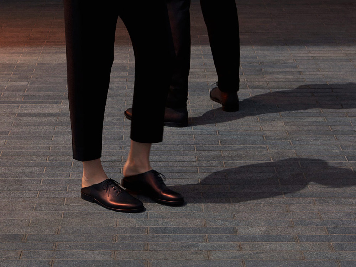 Edición limitada de zapatos para los veranos del 2014 en la Serpentine Galleries. Por COS.