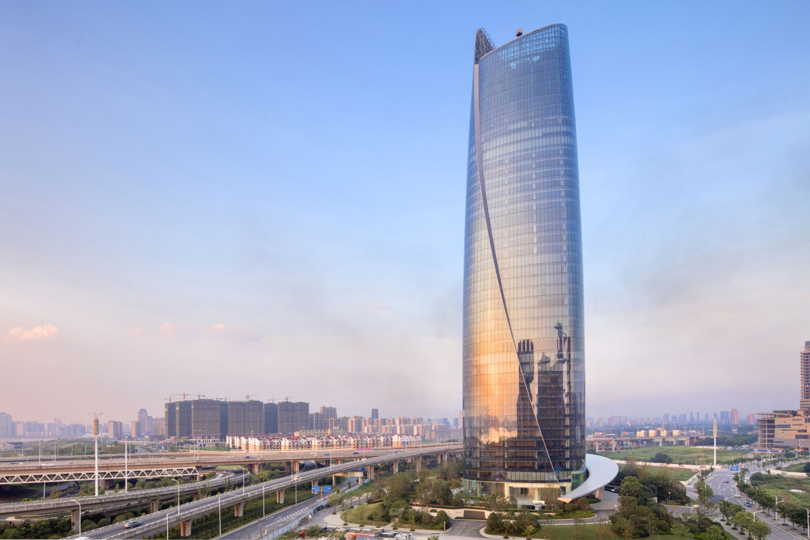 View of the tower. Nanchang Sinic Center / Shanghai Tianhua Architecture Planning & Engineering. Photograph by © Jian Fang