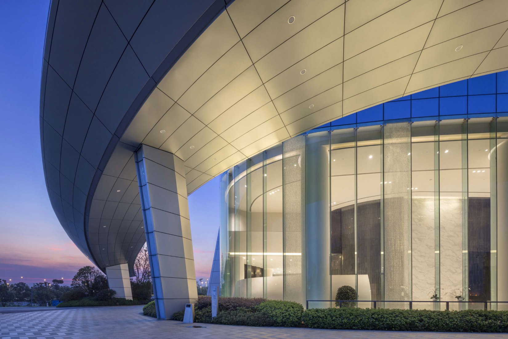  Night view. Nanchang Sinic Center / Shanghai Tianhua Architecture Planning & Engineering. Photograph by © Jian Fang