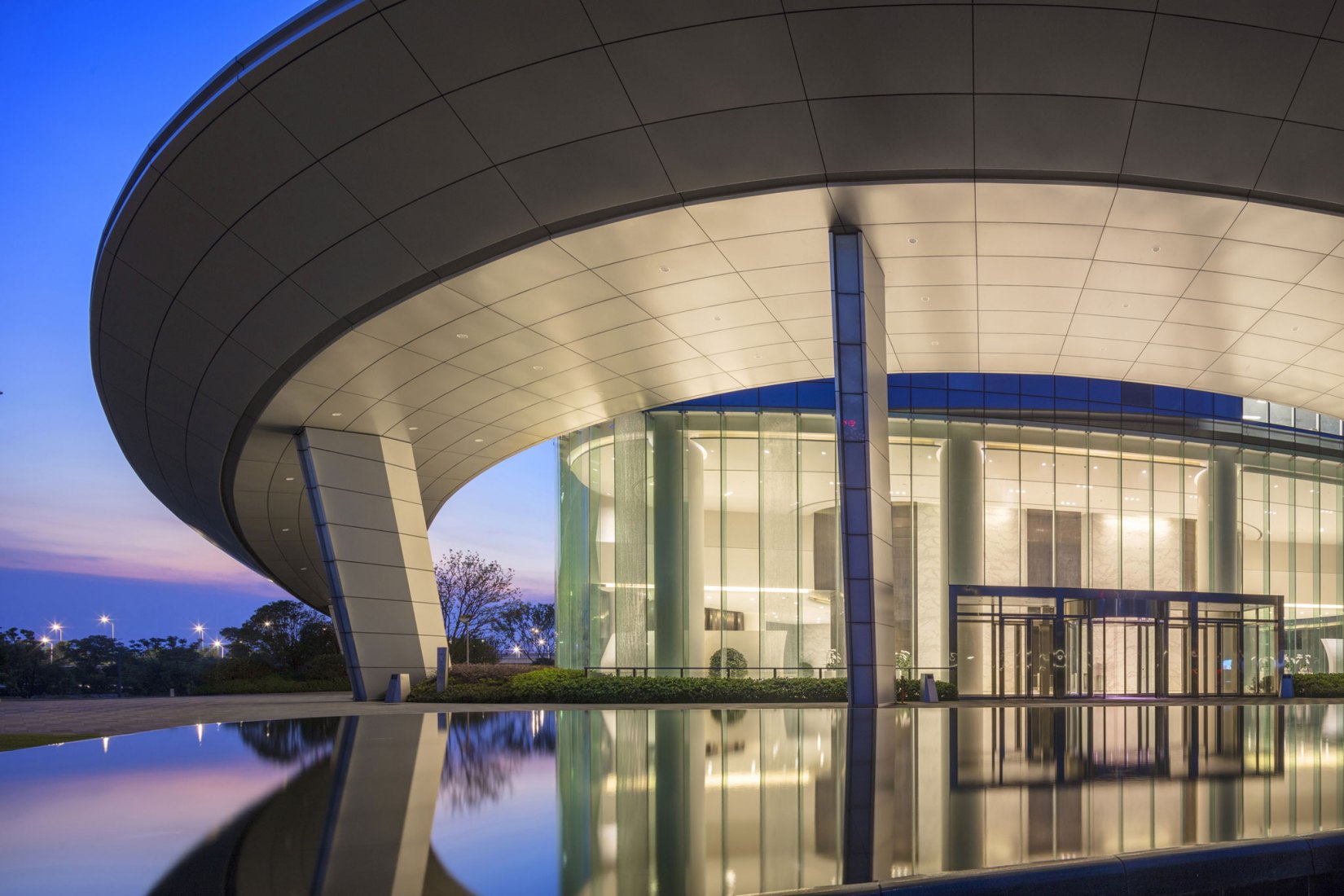 Water and the building.Nanchang Sinic Center / Shanghai Tianhua Architecture Planning & Engineering. Photograph by © Jian FangNanchang Sinic Center / Shanghai Tianhua Architecture Planning & Engineering. Photograph by © Jian Fang