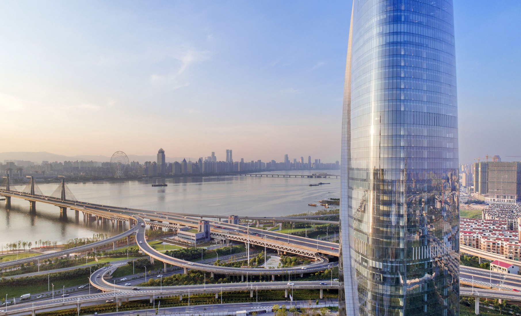 Relationship with the river. Nanchang Sinic Center / Shanghai Tianhua Architecture Planning & Engineering. Photograph by © Jian Fang