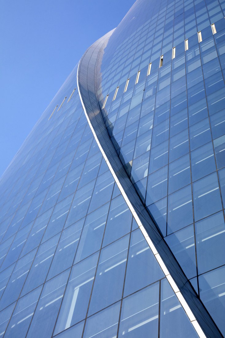 The detail of glass curtain wall. Nanchang Sinic Center / Shanghai Tianhua Architecture Planning & Engineering. Photograph by © Jian Fang
