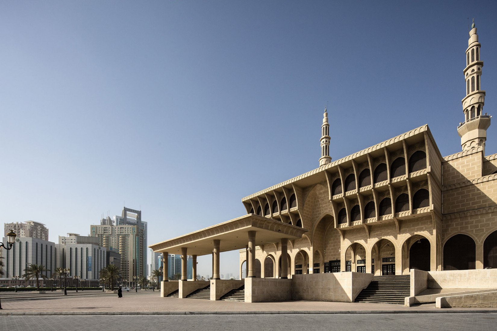 King Faisal Mosque, Rey Abdul Aziz Street, Sharjah, Oficina de Ingeniería Técnica y Arquitectónica y Consultoría, 1987. Trienal de Arquitectura de Sharjah: la primera plataforma internacional de arquitectura en la región de MENASA. Fotografía de Ieva Saudargaite.
