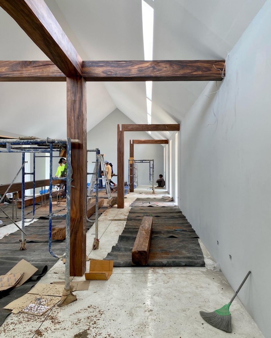 Building process. Moonler Showroom by Sher Maker. Photograph by Nontarat Hasitapong.