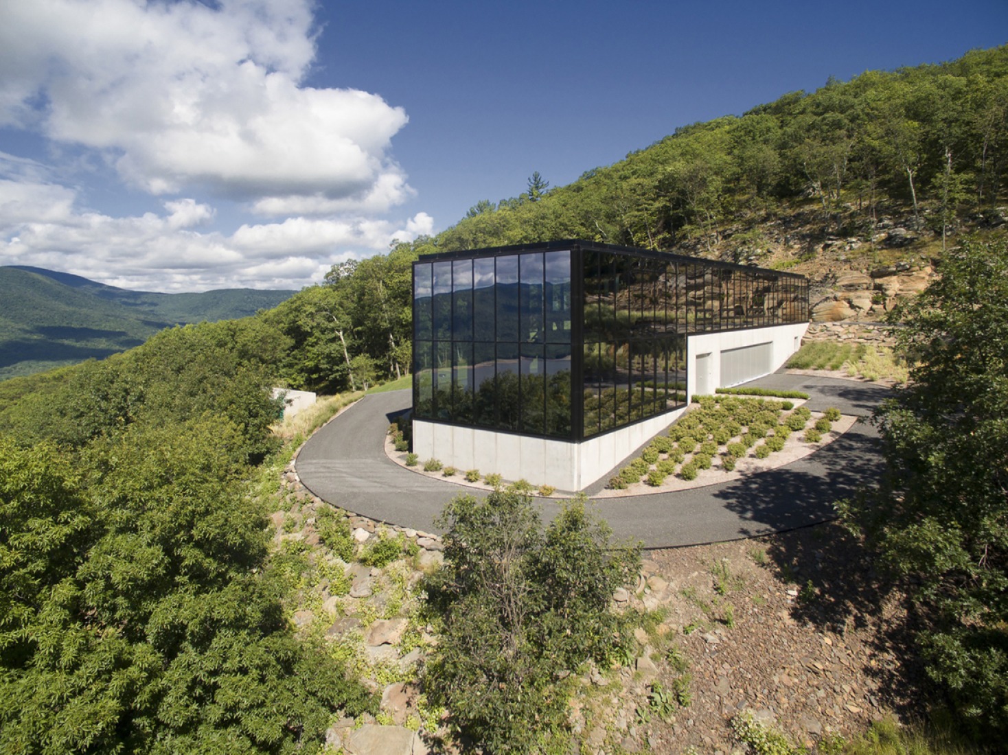 Exterior. Casa Shokan por Jay Bargmann. Fotografía © Brad Feinknopf.