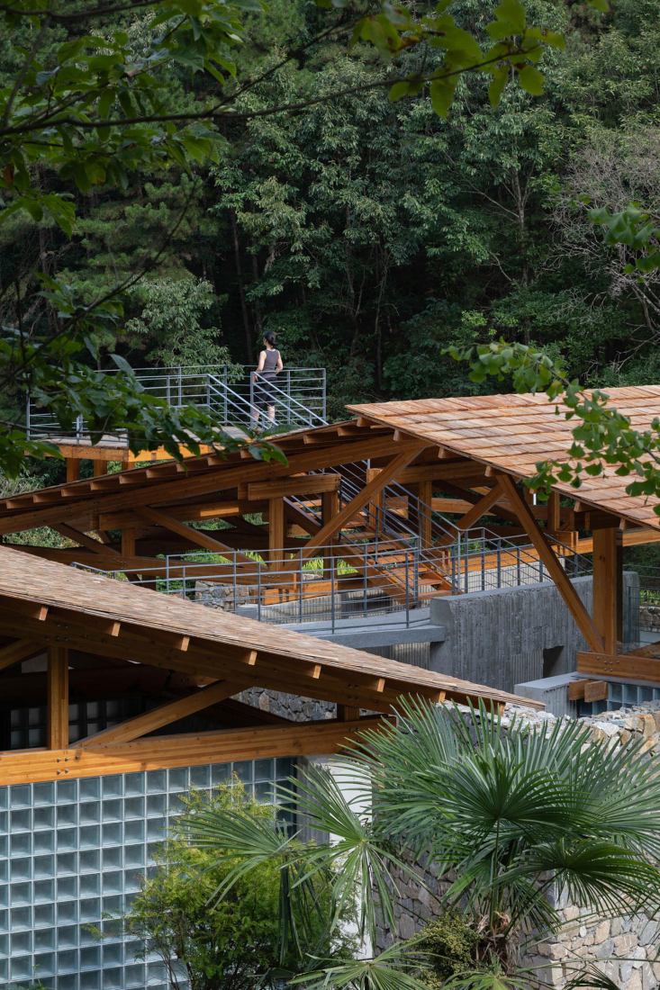Multifunctional Service Center of Liuba Mountain Scenic Area by Shulin Architectural Design. Photograph by Yilong Zhao and Ang Wu.