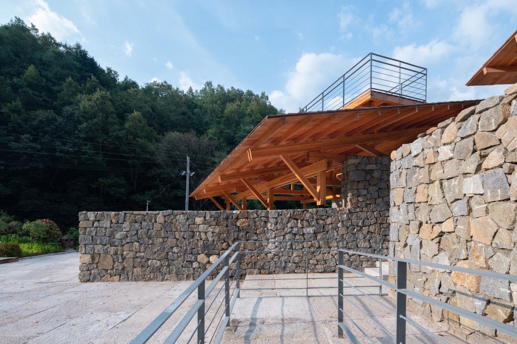Multifunctional Service Center of Liuba Mountain Scenic Area by Shulin Architectural Design. Photograph by YilMultifunctional Service Center of Liuba Mountain Scenic Area by Shulin Architectural Design. Photograph by Yilong Zhao and Ang Wu.