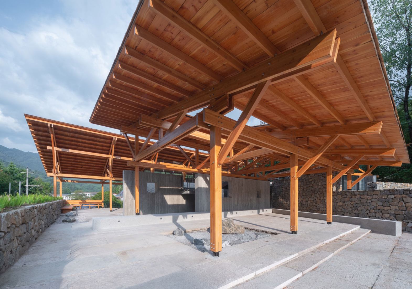 Multifunctional Service Center of Liuba Mountain Scenic Area by Shulin Architectural Design. Photograph by Yilong Zhao and Ang Wu.