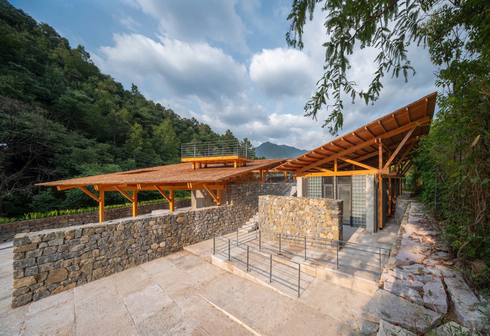 Multifunctional Service Center of Liuba Mountain Scenic Area by Shulin Architectural Design. Photograph by Yilong Zhao and Ang Wu.