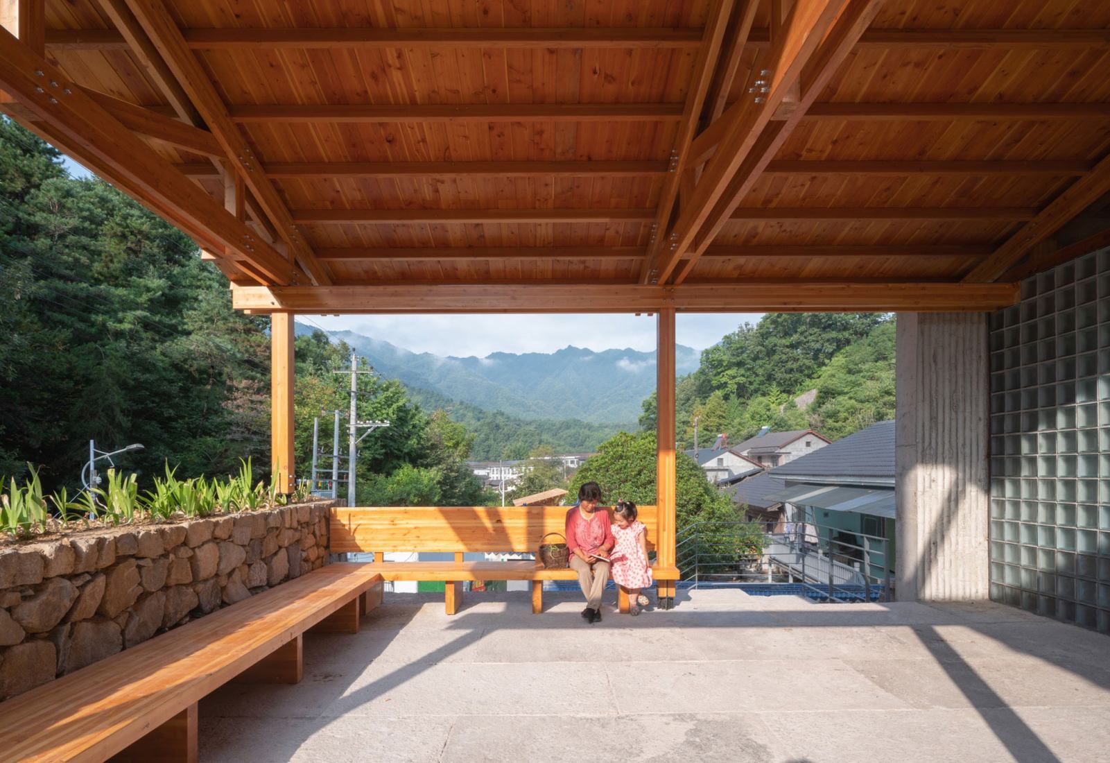 Multifunctional Service Center of Liuba Mountain Scenic Area by Shulin Architectural Design. Photograph by Yilong Zhao and Ang Wu.