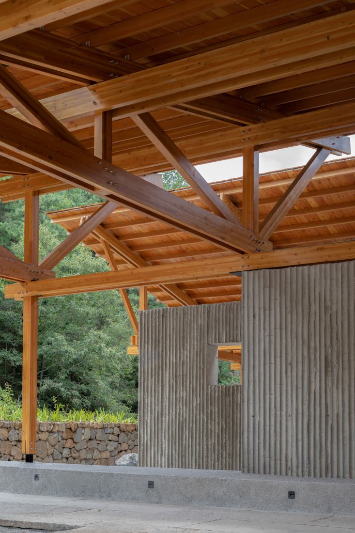 Multifunctional Service Center of Liuba Mountain Scenic Area by Shulin Architectural Design. Photograph by Yilong Zhao and Ang Wu.