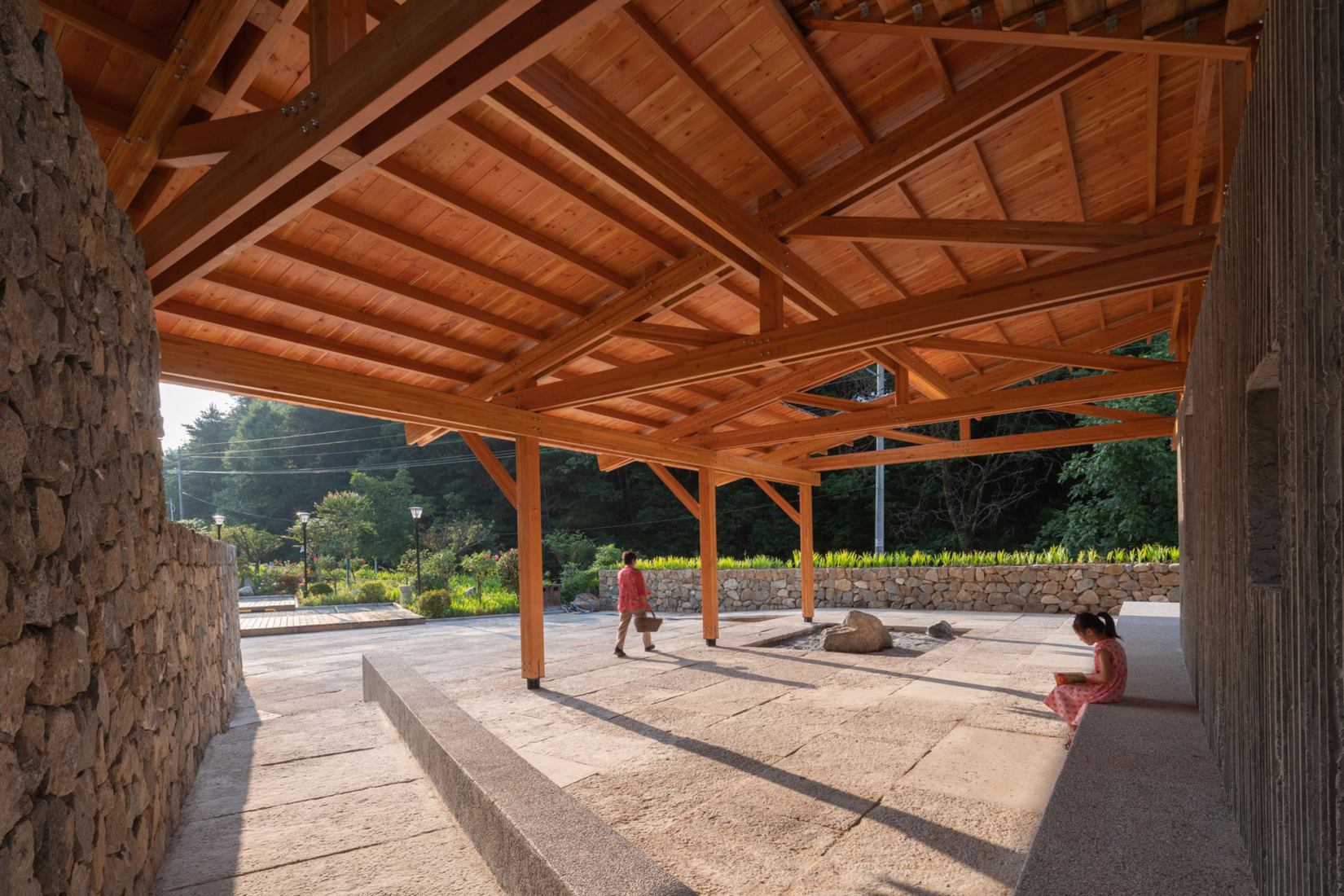 Multifunctional Service Center of Liuba Mountain Scenic Area by Shulin Architectural Design. Photograph by Yilong Zhao and Ang Wu.