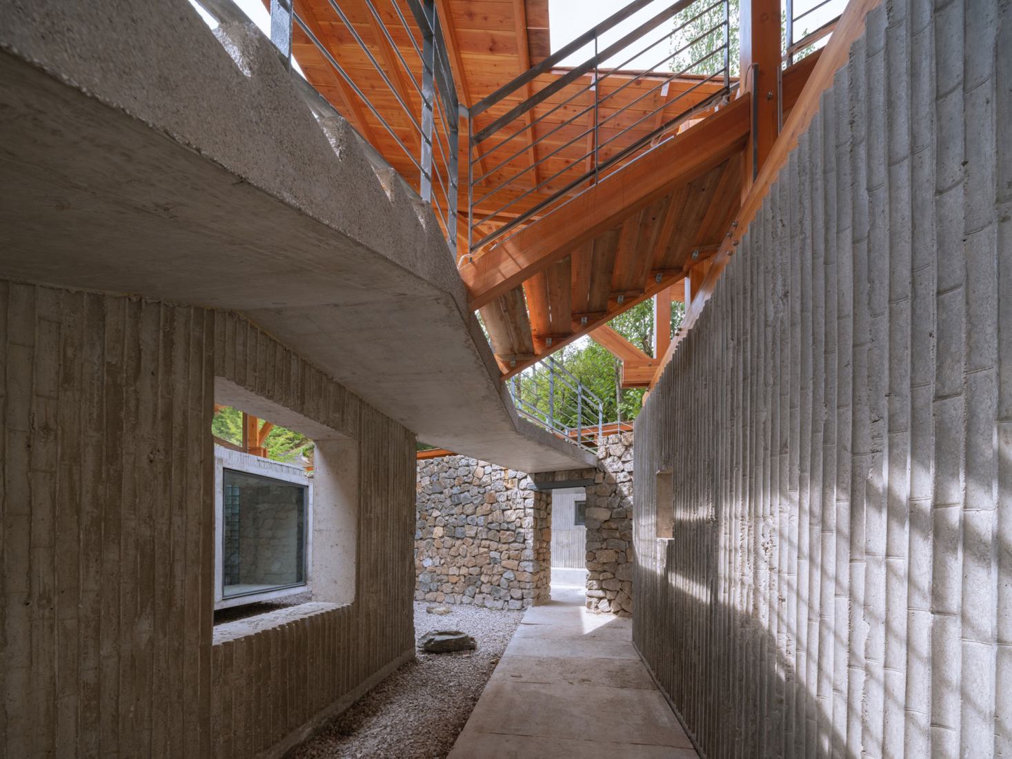 Multifunctional Service Center of Liuba Mountain Scenic Area by Shulin Architectural Design. Photograph by Yilong Zhao and Ang Wu.