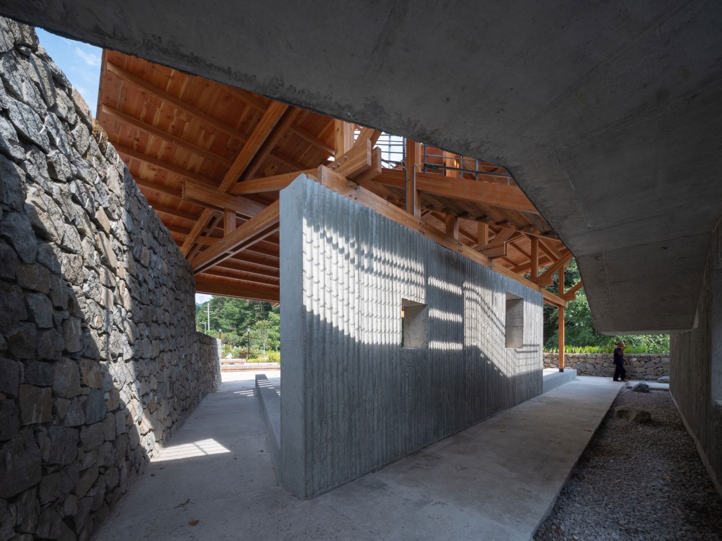 Multifunctional Service Center of Liuba Mountain Scenic Area by Shulin Architectural Design. Photograph by Yilong Zhao and Ang Wu.
