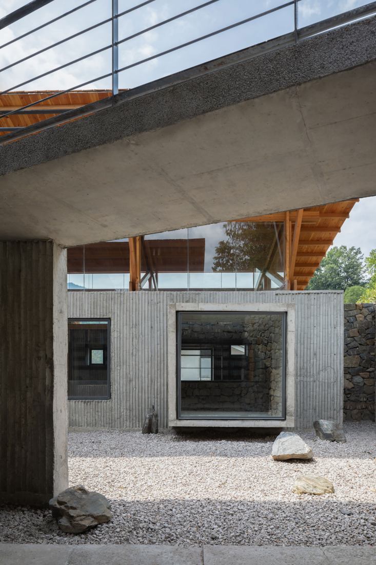 Multifunctional Service Center of Liuba Mountain Scenic Area by Shulin Architectural Design. Photograph by Yilong Zhao and Ang Wu.