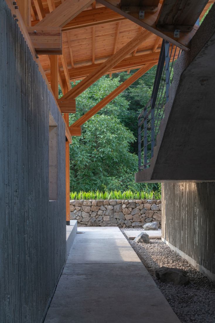 Multifunctional Service Center of Liuba Mountain Scenic Area by Shulin Architectural Design. Photograph by Yilong Zhao and Ang Wu.