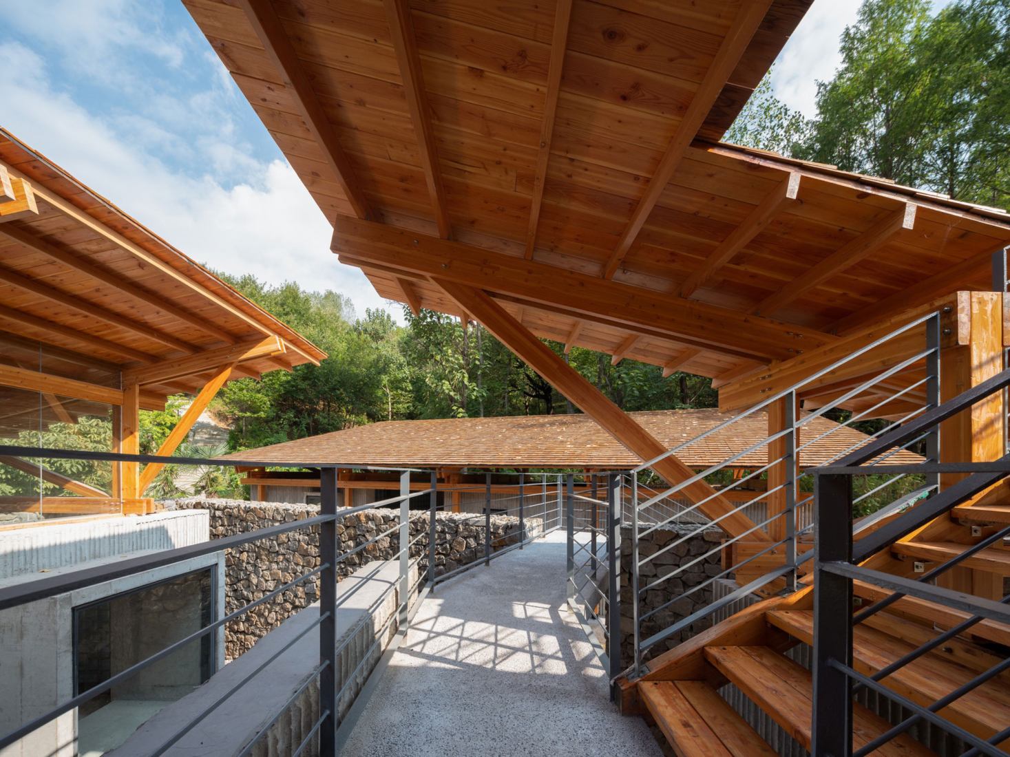 Multifunctional Service Center of Liuba Mountain Scenic Area by Shulin Architectural Design. Photograph by Yilong Zhao and Ang Wu.