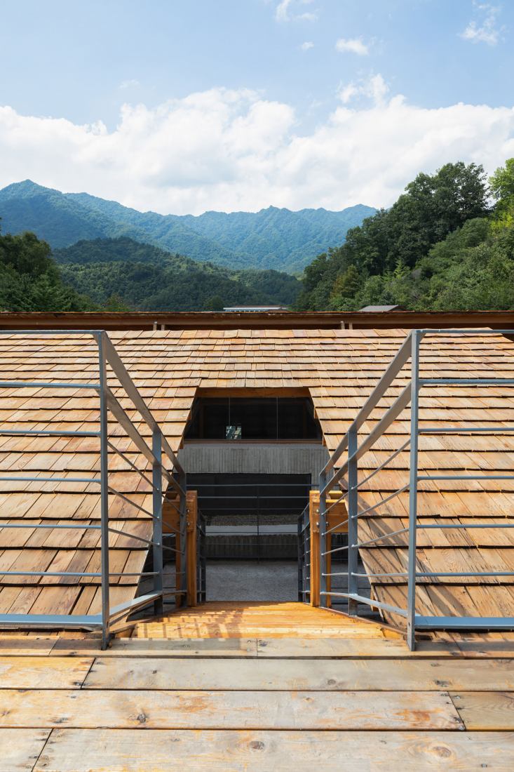 Multifunctional Service Center of Liuba Mountain Scenic Area by Shulin Architectural Design. Photograph by Yilong Zhao and Ang Wu.