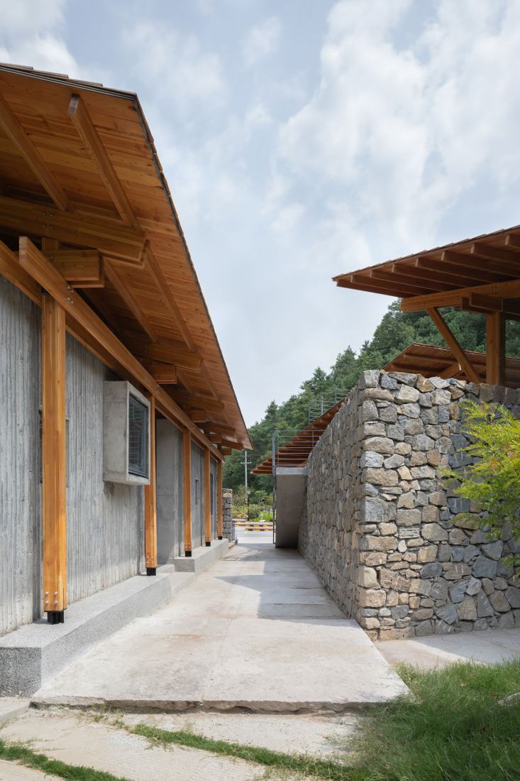 Multifunctional Service Center of Liuba Mountain Scenic Area by Shulin Architectural Design. Photograph by Yilong Zhao and Ang Wu.