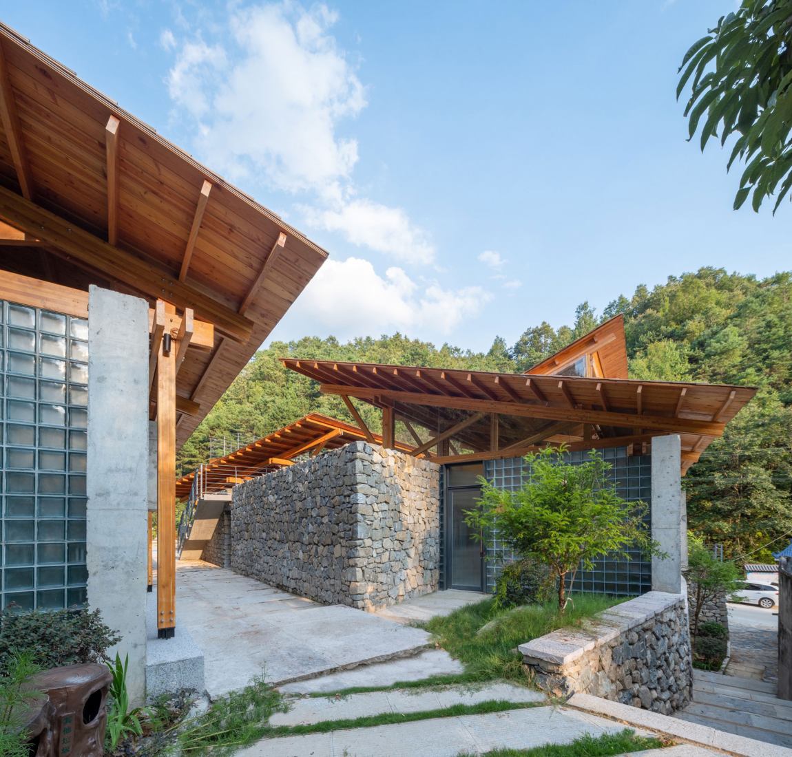 Multifunctional Service Center of Liuba Mountain Scenic Area by Shulin Architectural Design. Photograph by Yilong Zhao and Ang Wu.