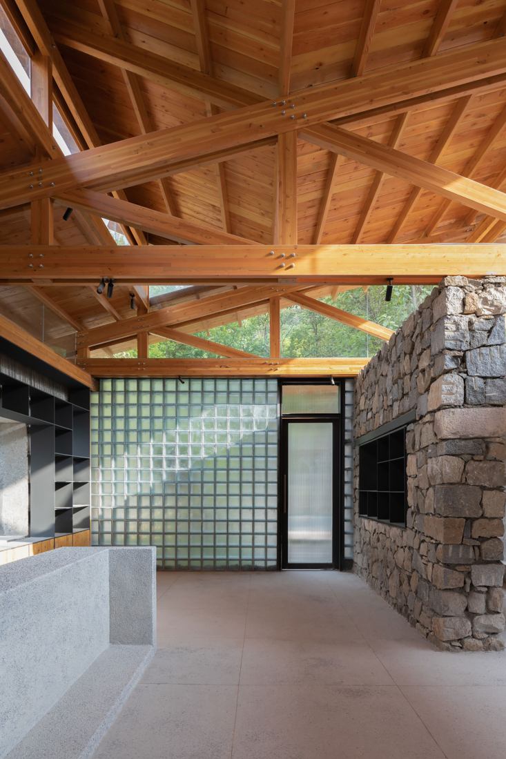 Multifunctional Service Center of Liuba Mountain Scenic Area by Shulin Architectural Design. Photograph by Yilong Zhao and Ang Wu.