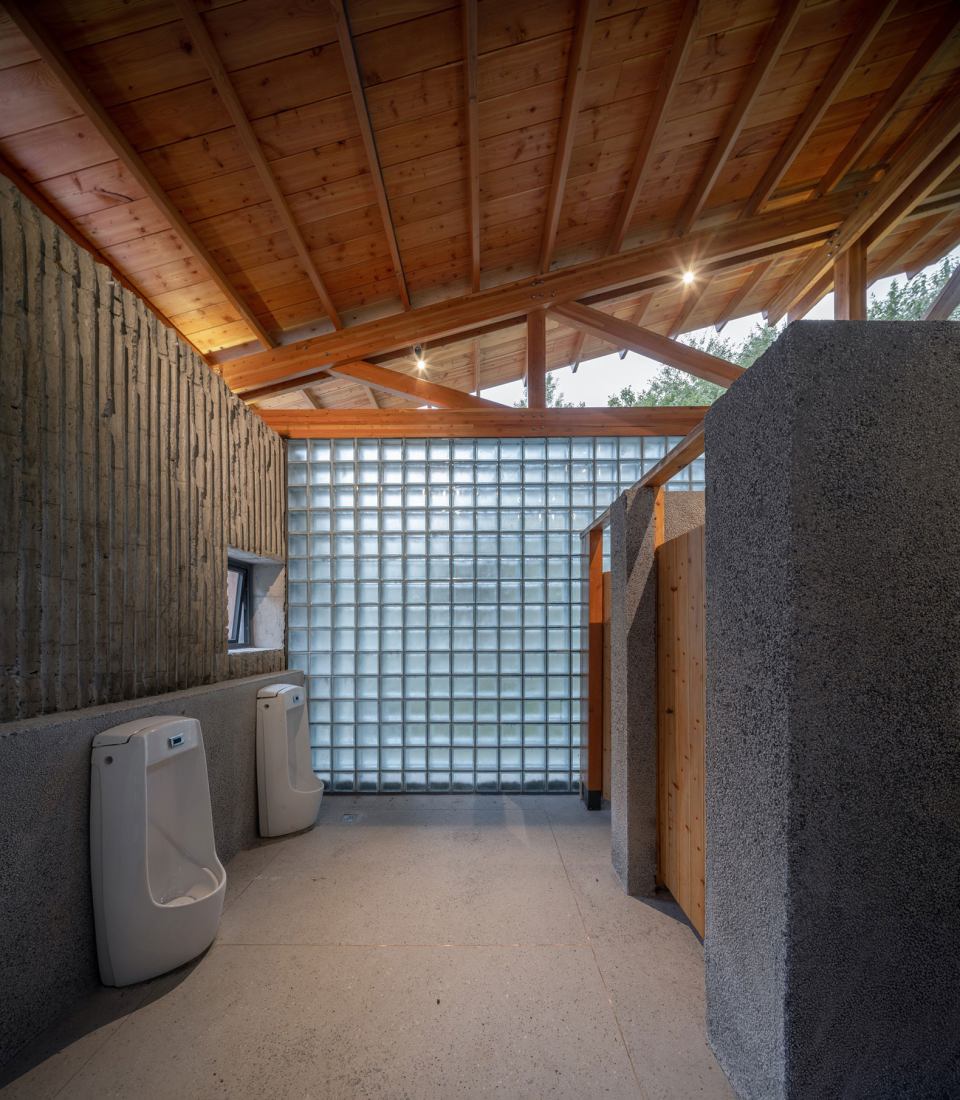 Multifunctional Service Center of Liuba Mountain Scenic Area by Shulin Architectural Design. Photograph by Yilong Zhao and Ang Wu.