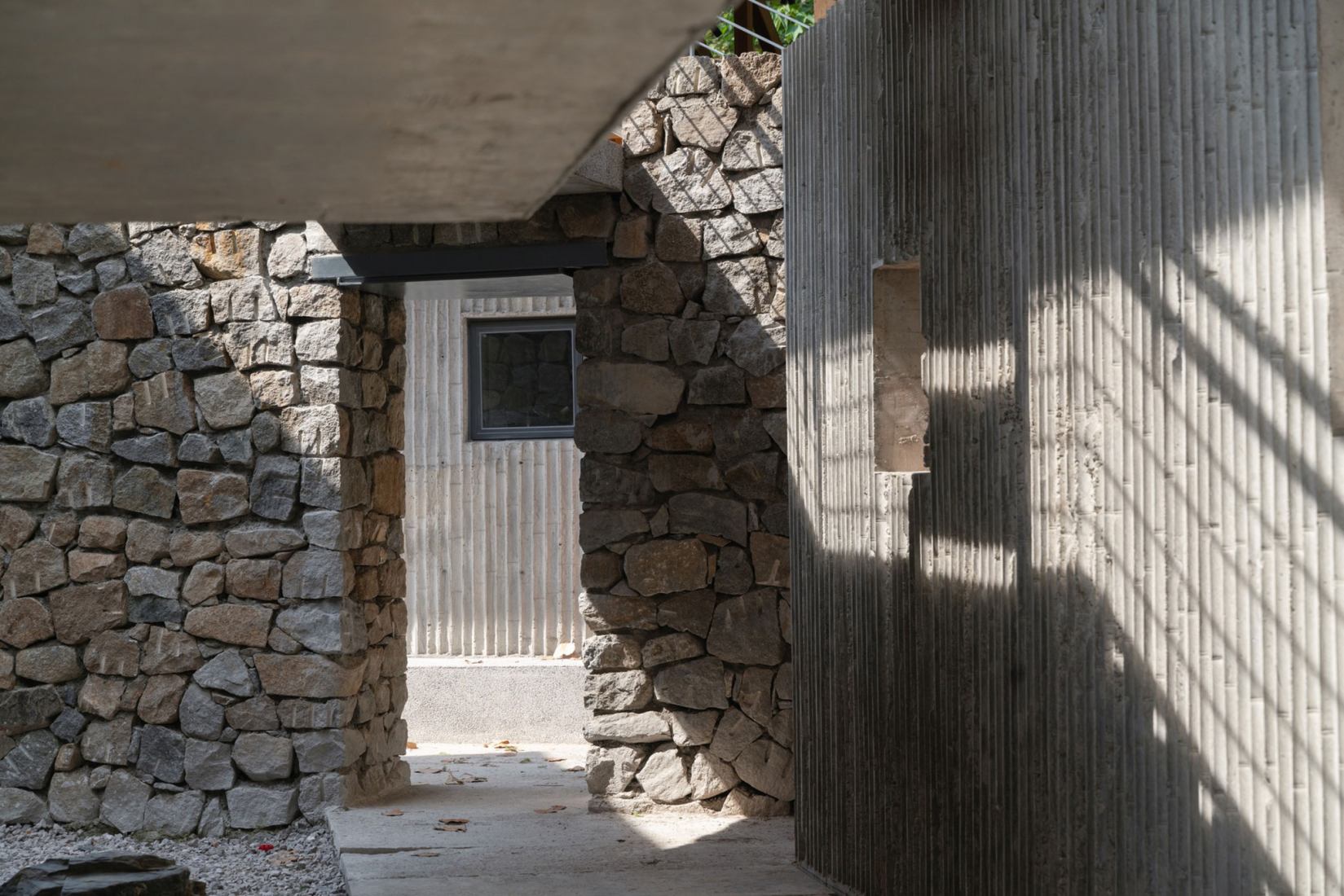 Multifunctional Service Center of Liuba Mountain Scenic Area by Shulin Architectural Design. Photograph by Yilong Zhao and Ang Wu.