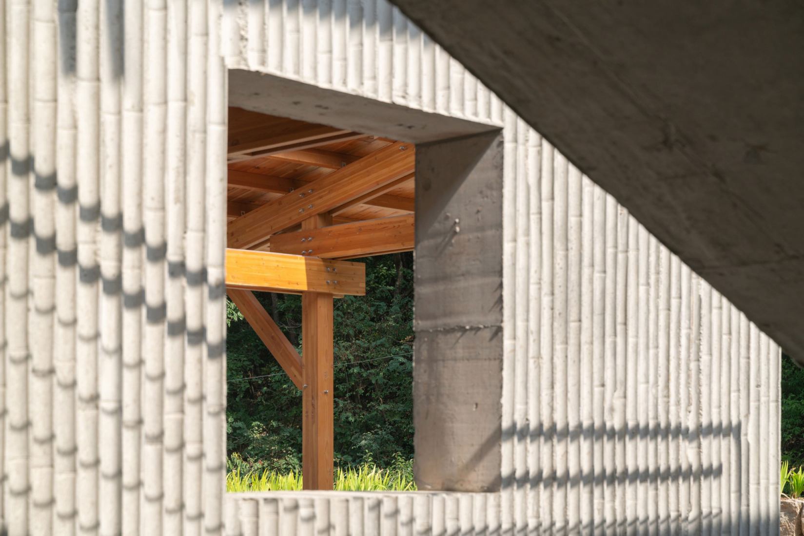 Multifunctional Service Center of Liuba Mountain Scenic Area by Shulin Architectural Design. Photograph by Yilong Zhao and Ang Wu.
