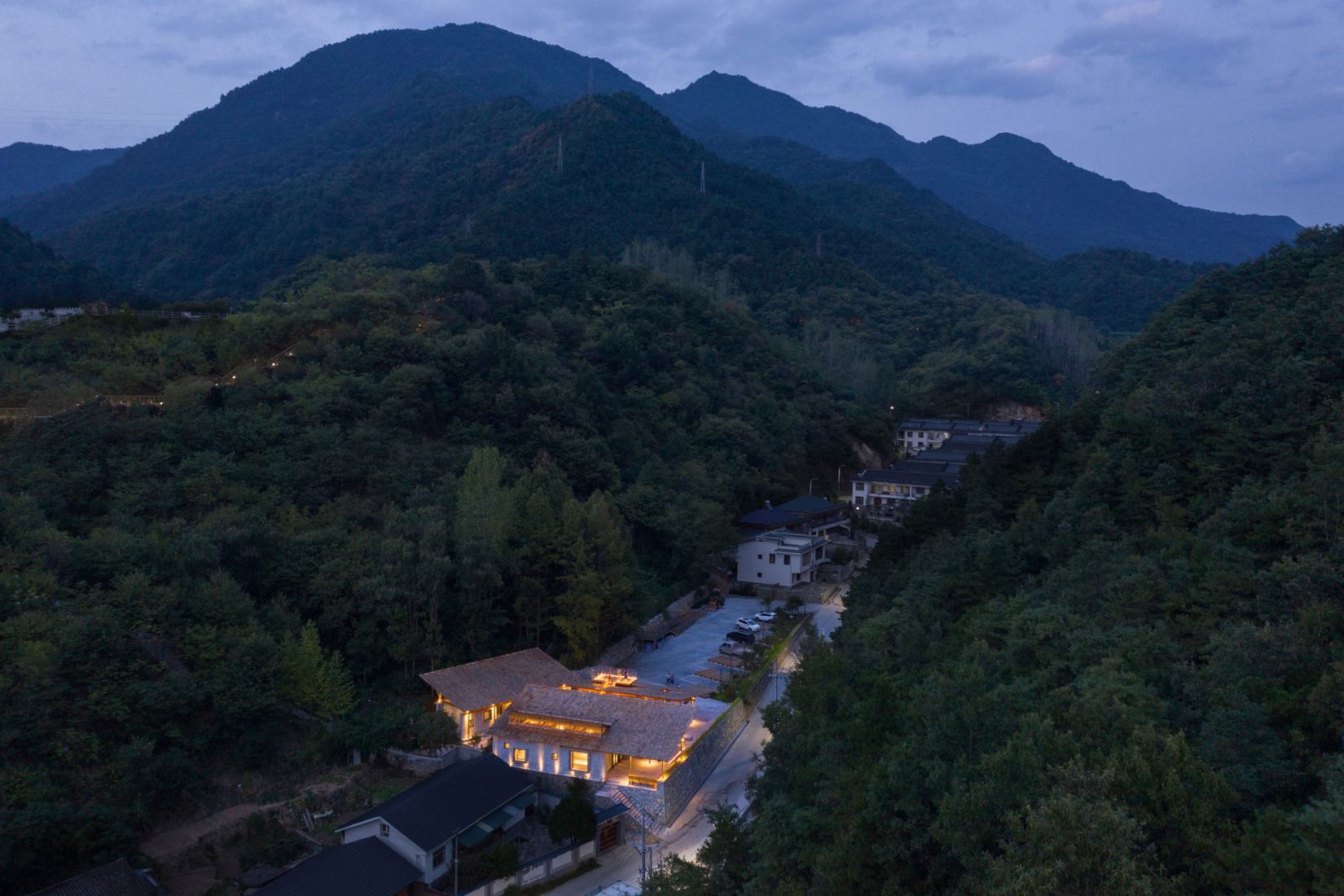 Multifunctional Service Center of Liuba Mountain Scenic Area by Shulin Architectural Design. Photograph by Yilong Zhao and Ang Wu.