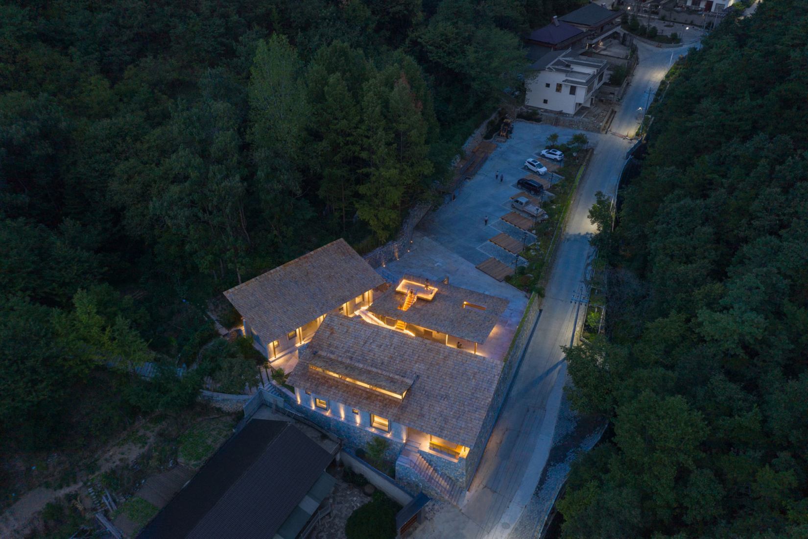 Multifunctional Service Center of Liuba Mountain Scenic Area by Shulin Architectural Design. Photograph by Yilong Zhao and Ang Wu.