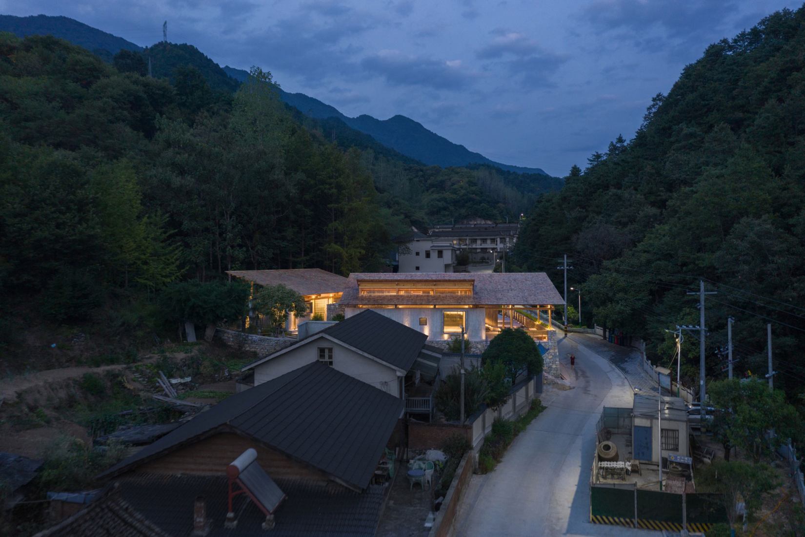 Multifunctional Service Center of Liuba Mountain Scenic Area by Shulin Architectural Design. Photograph by Yilong Zhao and Ang Wu.