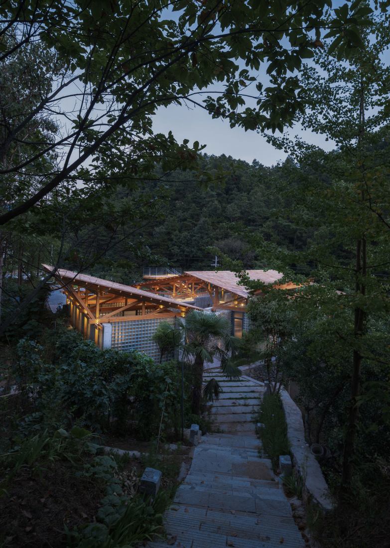 Multifunctional Service Center of Liuba Mountain Scenic Area by Shulin Architectural Design. Photograph by Yilong Zhao and Ang Wu.