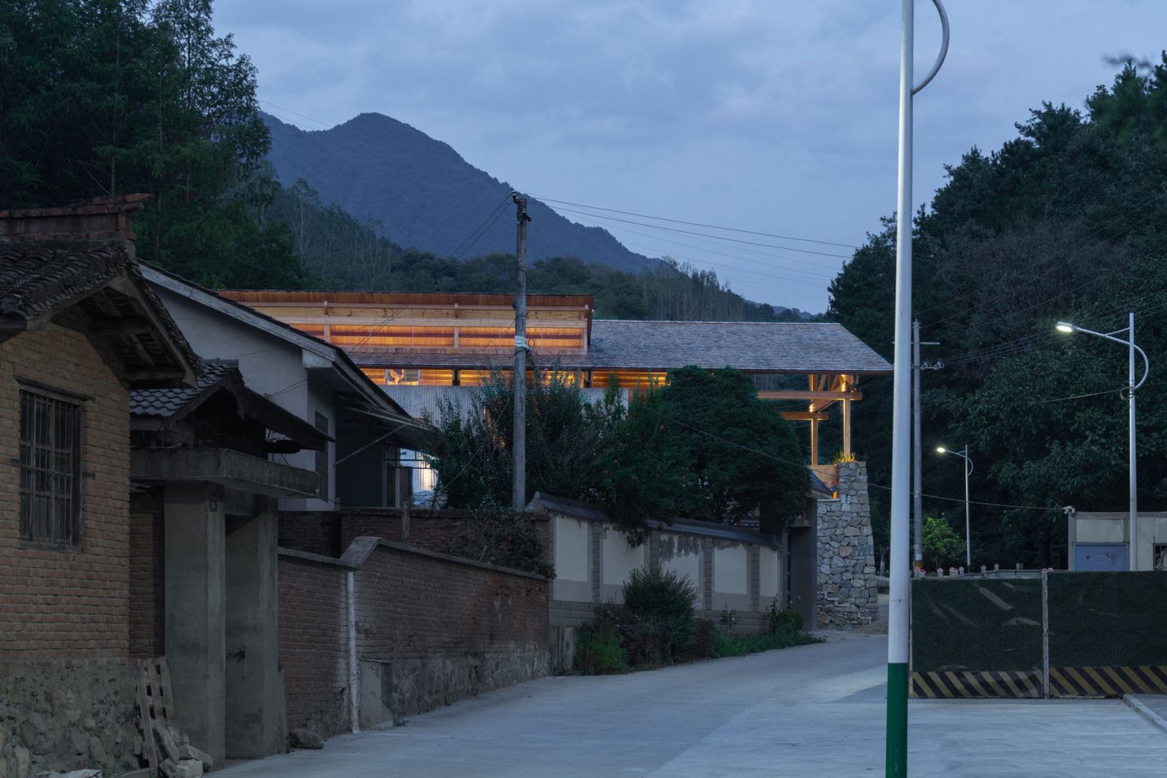 Multifunctional Service Center of Liuba Mountain Scenic Area by Shulin Architectural Design. Photograph by Yilong Zhao and Ang Wu.