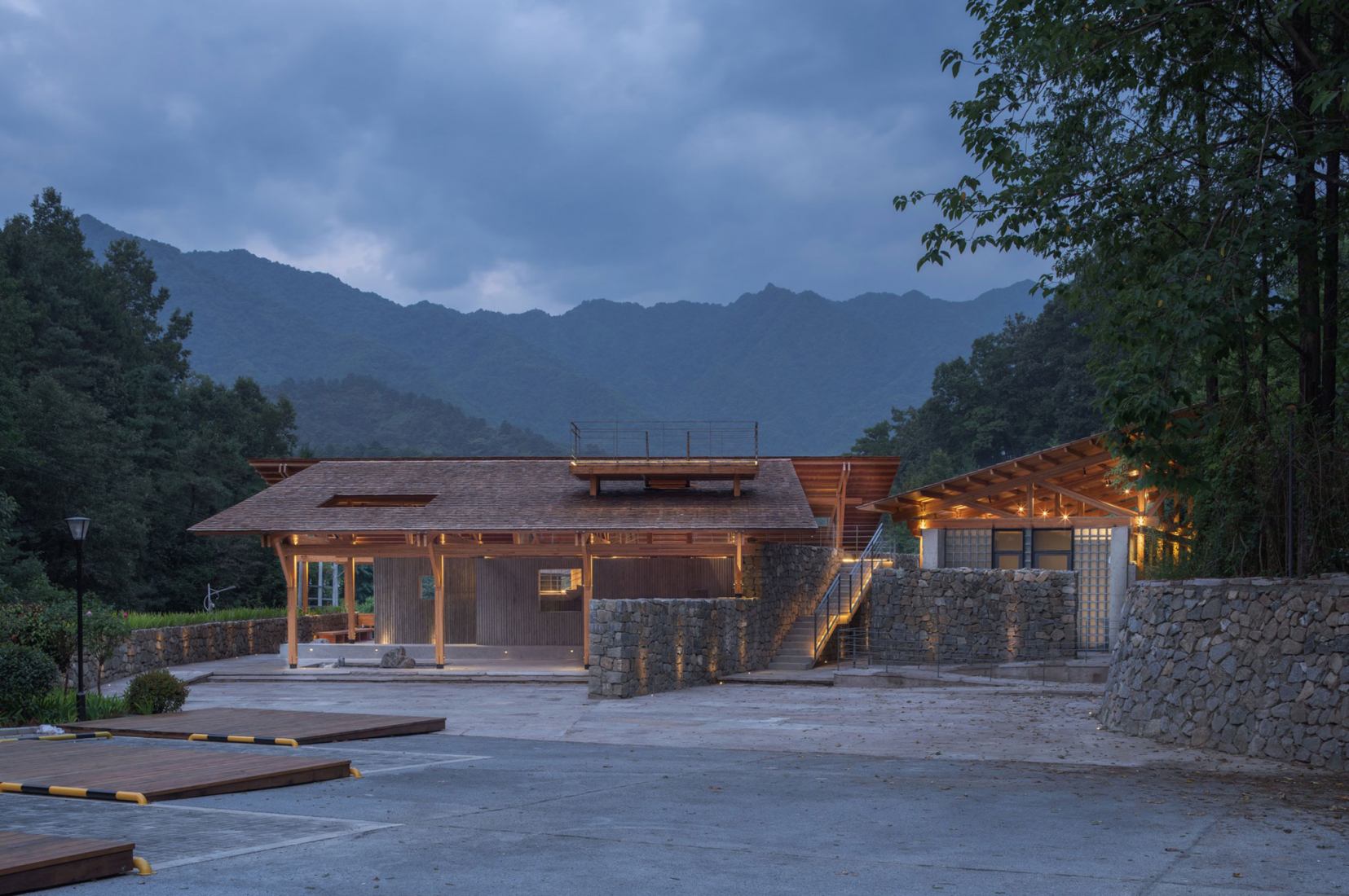 Multifunctional Service Center of Liuba Mountain Scenic Area by Shulin Architectural Design. Photograph by Yilong Zhao and Ang Wu.