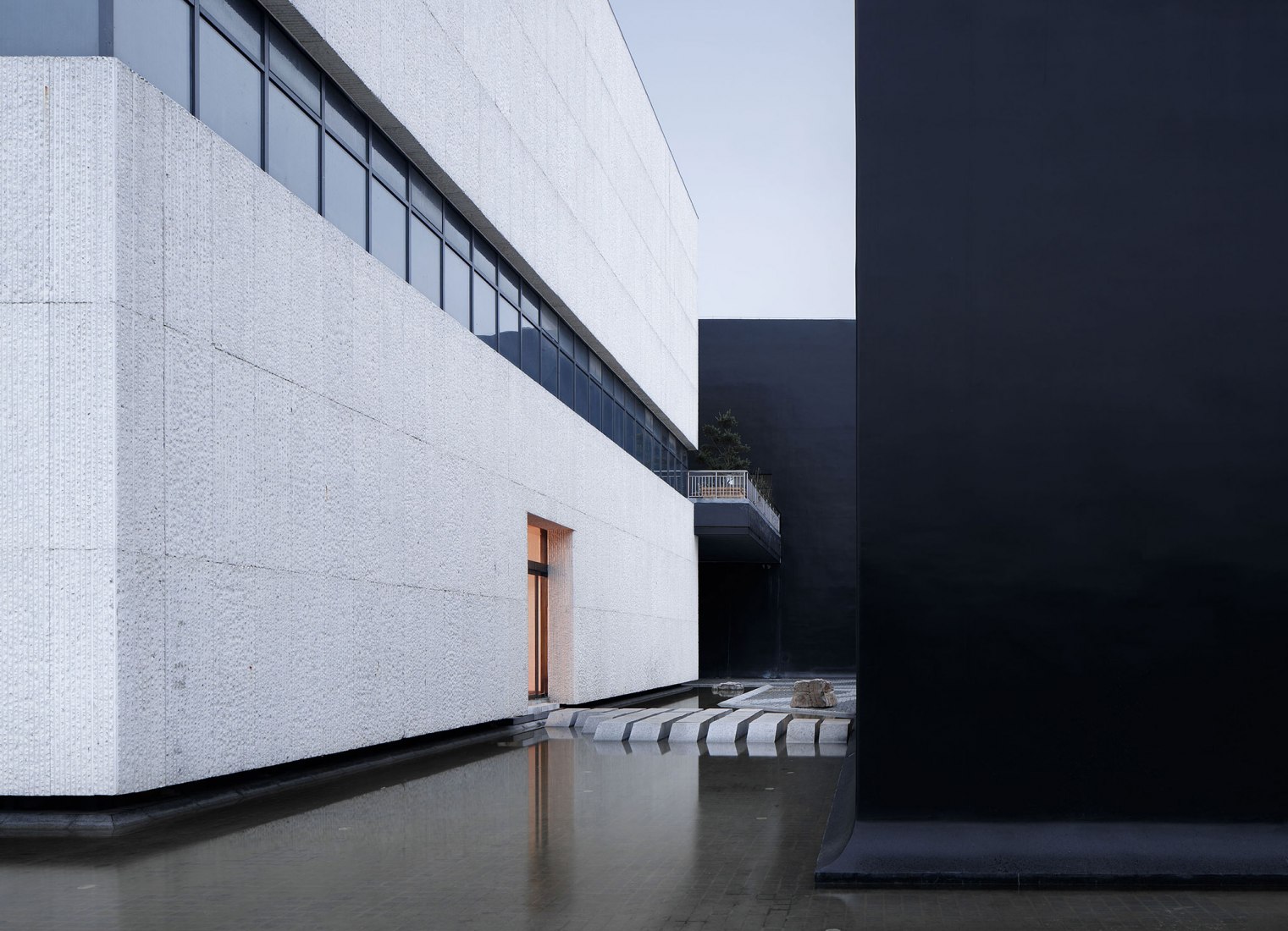 White Lane. Shuyang Art Gallery by Danshen Dong. Photograph by Qiang Zhao