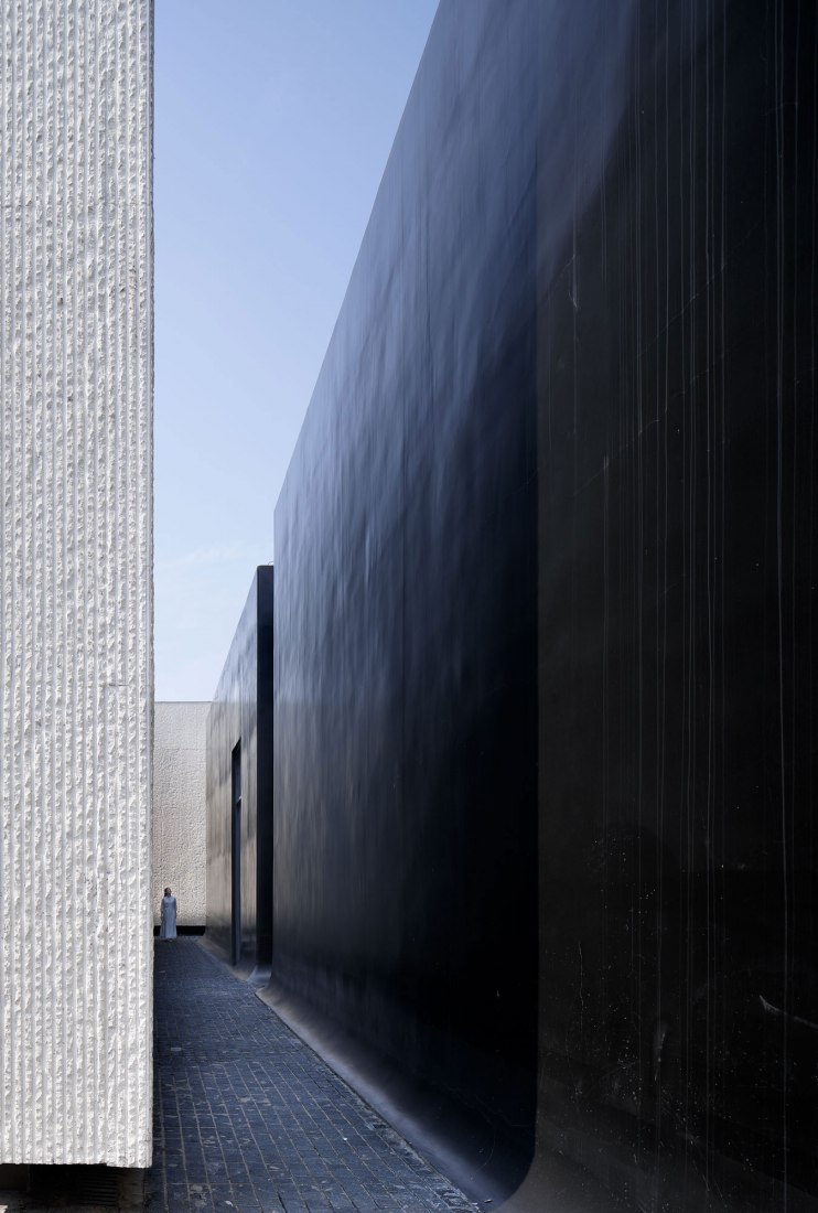 Contrast wall. Shuyang Art Gallery by Danshen Dong. Photograph by Qiang Zhao