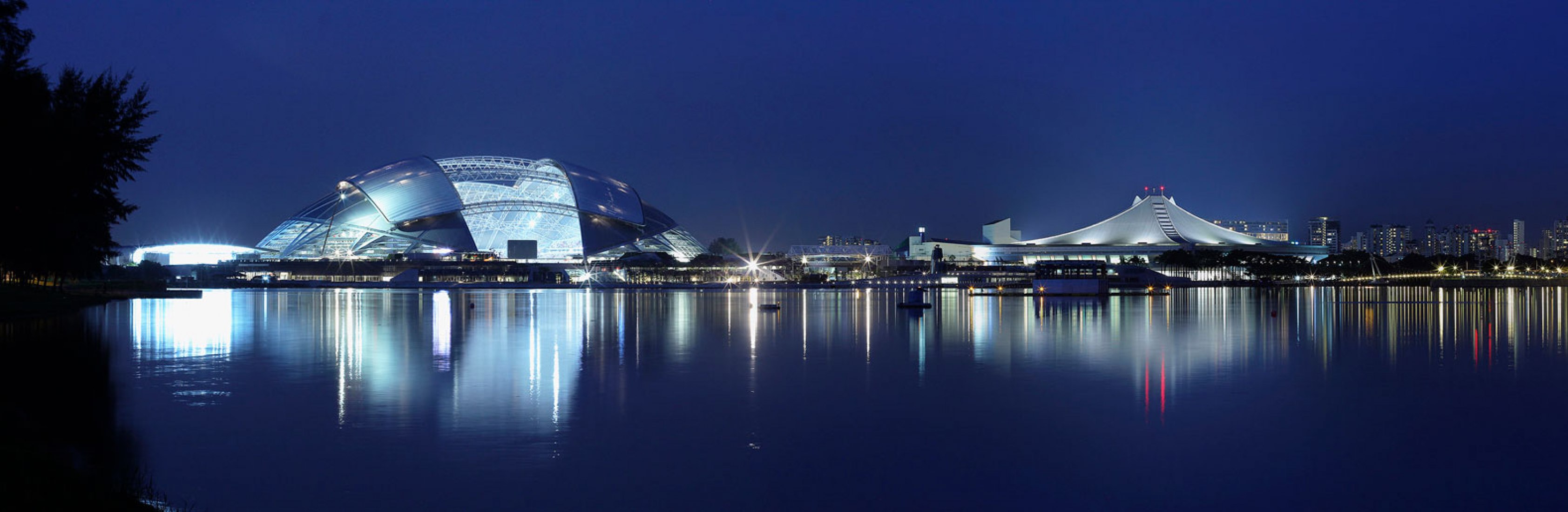 Vista nocturna. Estadio Nacional de Singapur por ARUP Associates. Imagen © Franklin Kwan.