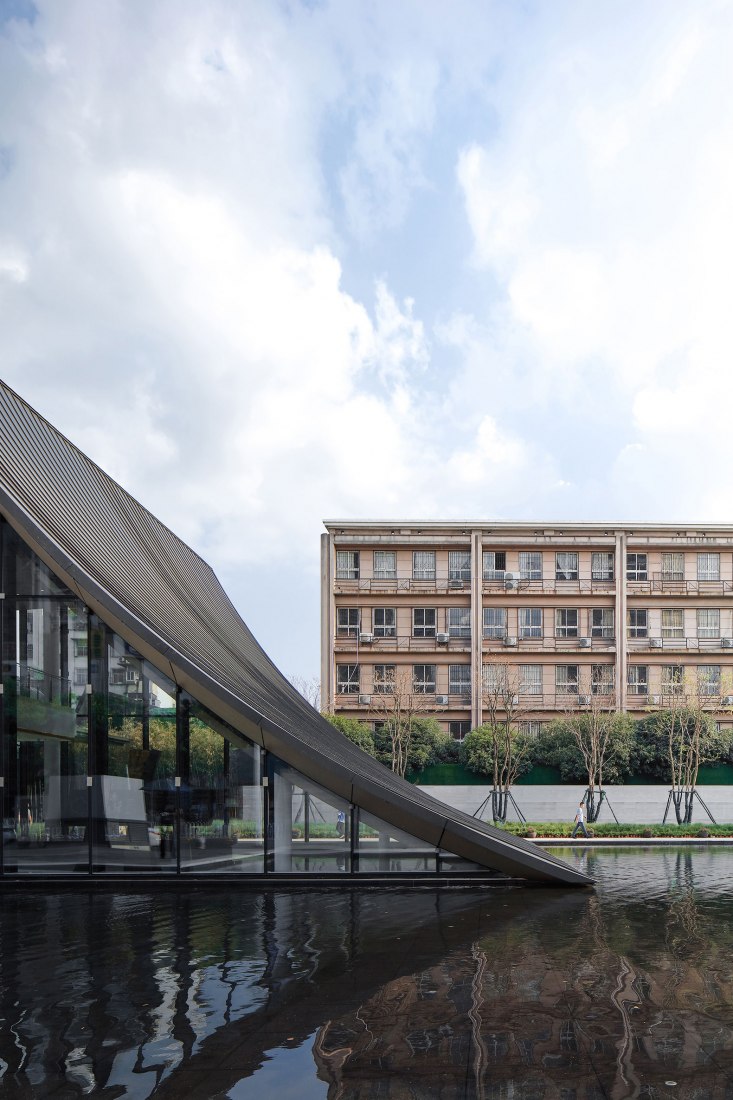 Slope roof. SINO-OCEAN. Oriental Worldview Sales Center. Photograph by Yuchen Chao. Copyright by Waterfrom Design 