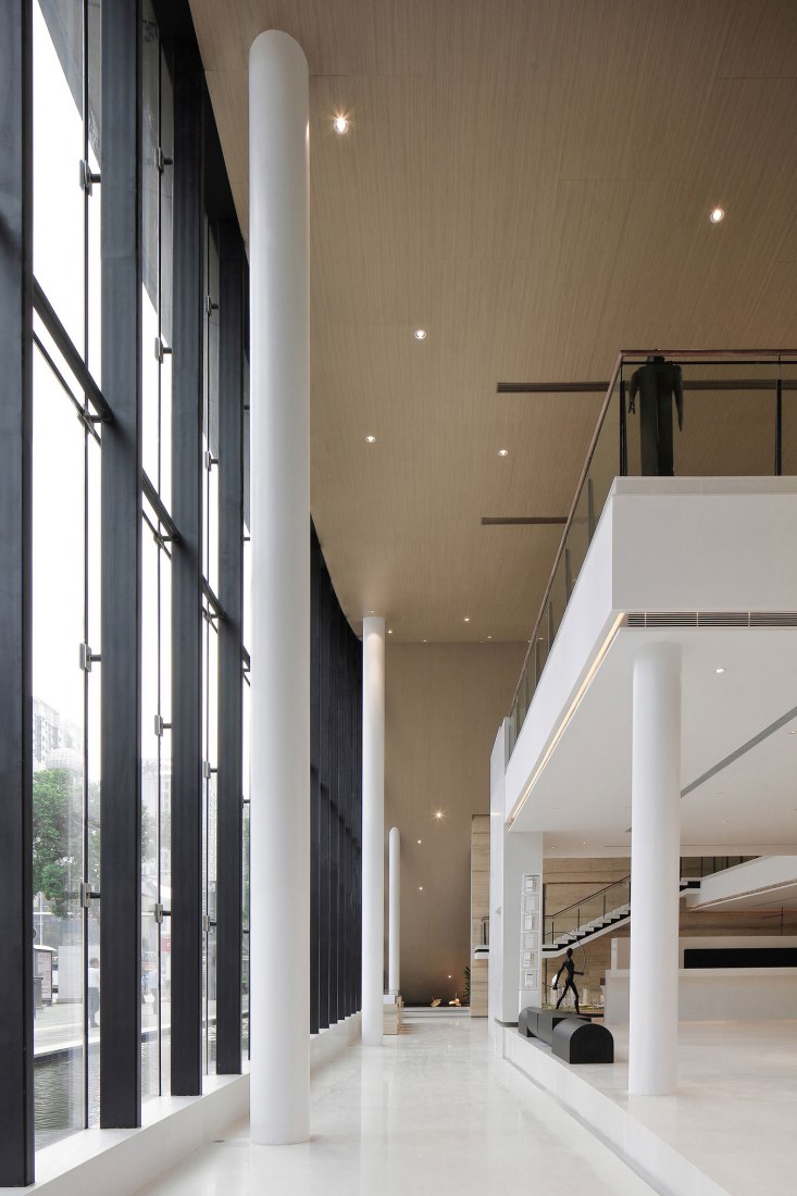 Aisle. SINO-OCEAN. Oriental Worldview Sales Center. Photograph by Yuchen Chao. Copyright by Waterfrom Design 