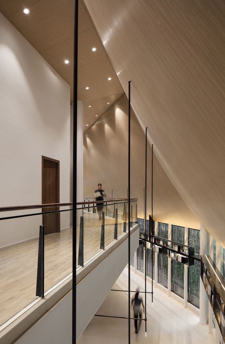 Partial view of aisle. SINO-OCEAN. Oriental Worldview Sales Center. Photograph by Yuchen Chao. Copyright by Waterfrom Design 